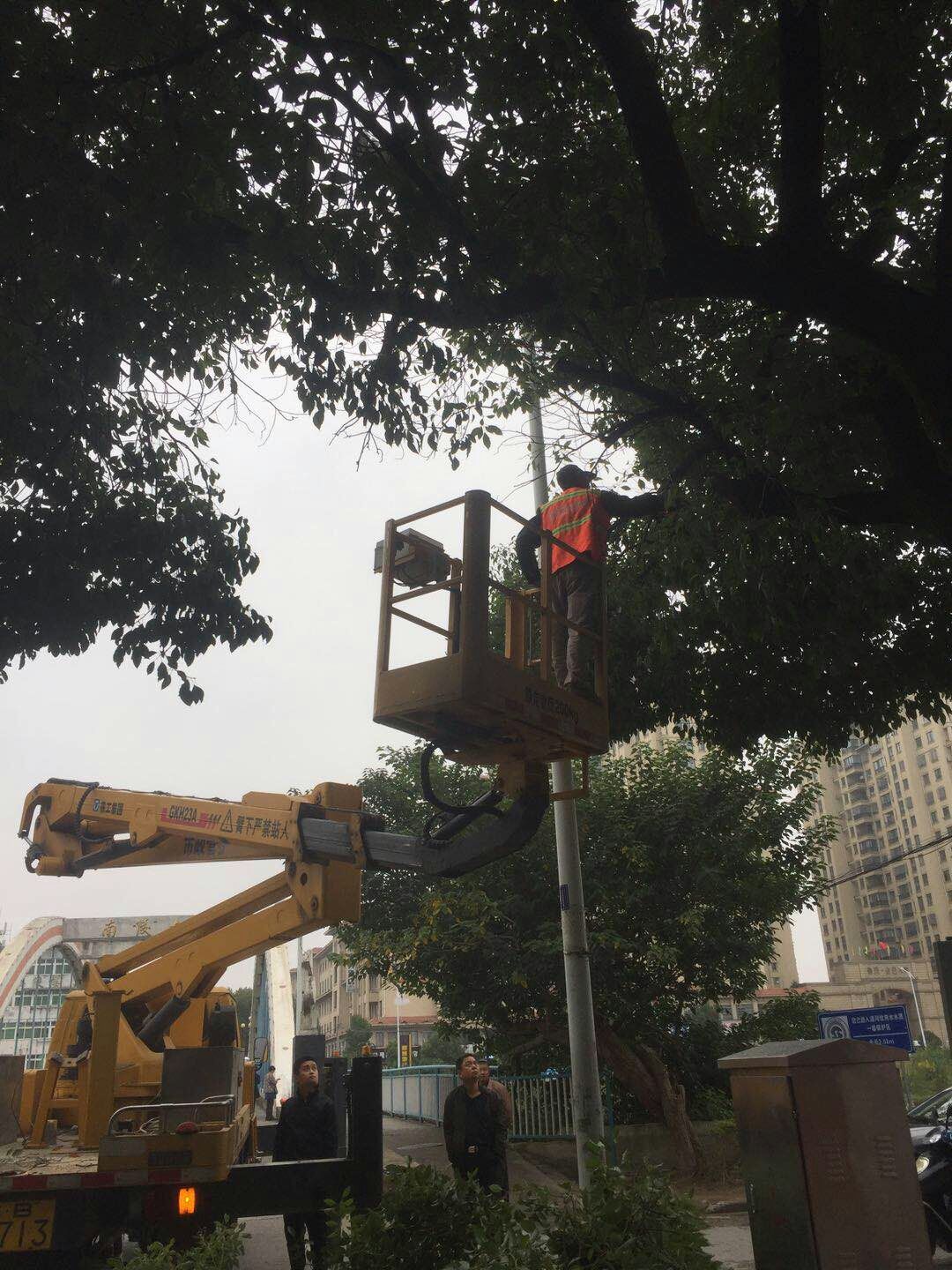 近日，我公司根據(jù)南陵縣市政園林所通知，組織安排人員車輛協(xié)助市政園林所路燈科修剪陵陽路兩側(cè)遮擋路燈照明的樹枝。此項(xiàng)工作持續(xù)了三天，消除了因路燈光照不足帶來的夜間通行安全隱患問題，受到沿線居民一致好評。